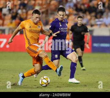 Houston, USA. 21 Sep, 2019. Christian Ramirez (L) von Houston Dynamo Mias mit Robin Jansson von Orlando Stadt während einer MLS Übereinstimmung zwischen Houston Dynamo und Orlando Stadt in Houston, USA, Sept. 21, 2019. Houston Dynamo gewann 2-1. Credit: Steven Song/Xinhua Stockfoto