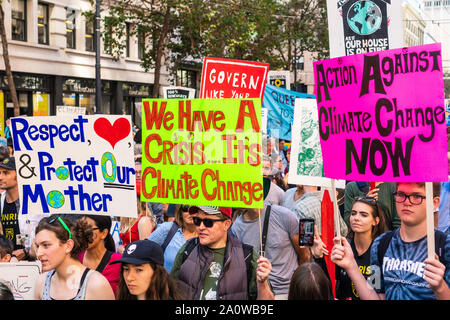 Sep 20, 2019 San Francisco/CA/USA - Demonstranten mit Plakaten und Fahnen an der Klima Strike Rally und März in der Innenstadt von San Francisco. Stockfoto