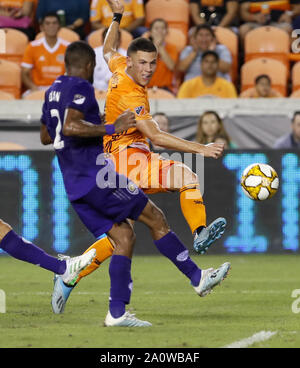 Houston, USA. 21 Sep, 2019. Christian Ramirez (R) von Houston Dynamo passt den Ball bei einem MLS-Match zwischen Houston Dynamo und Orlando Stadt in Houston, USA, Sept. 21, 2019. Houston Dynamo gewann 2-1. Credit: Steven Song/Xinhua Stockfoto