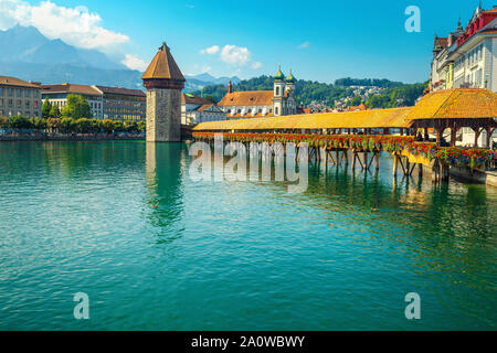 Spektakuläre touristische Reiseziel in Luzern. Berühmte Jesuitenkirche Kirche mit Reuss. Fantastisches Stadtbild Blick mit blumengeschmückten Holz- Stockfoto