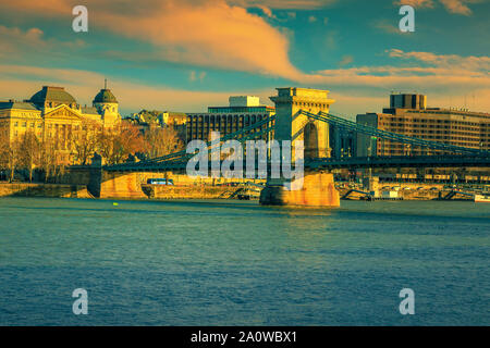 Auch europäische Reiseziel bekannt. Malerische Stadtbild Panorama mit bewundernswerter Kettenbrücke und spektakulären Bauten bei Sonnenuntergang, Budap Stockfoto