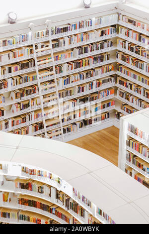 Bücherregale in der Bibliothek in Singapur. Es wird gesagt, dass ÒWhenever sie ein gutes Buch lesen, irgendwo auf der Welt eine Tür öffnet sich mehr Licht zu ermöglichen. Stockfoto