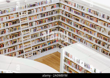 Bücherregale in der Bibliothek in Singapur. Es wird gesagt, dass ÒWhenever sie ein gutes Buch lesen, irgendwo auf der Welt eine Tür öffnet sich mehr Licht zu ermöglichen. Stockfoto