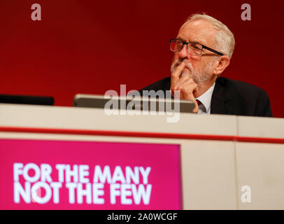 Peking, China. 21 Sep, 2019. Britische Labour Party leader Jeremy Corbyn hört, wie er der Labour Party Jahreskonferenz 2019 in Brighton, Großbritannien an Sept. 21, 2019 besucht. Credit: Han Yan/Xinhua/Alamy leben Nachrichten Stockfoto