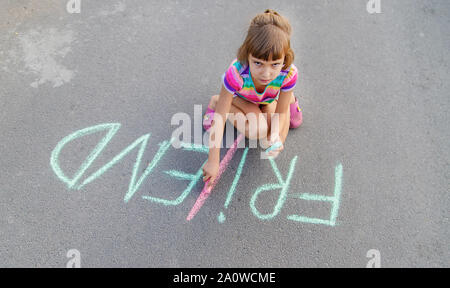 Kinder- Inschrift auf dem Asphalt mit Kreide, Freunde. Selektive konzentrieren. Stockfoto