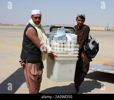 Kandahar. 21 Sep, 2019. Mitarbeiter der unabhängigen afghanischen Wahlkommission (IEC) Urnen in Kandahar, Afghanistan, Sept. 21, 2019. Das Land ist die Vorbereitung für die bevorstehenden Präsidentschaftswahlen für Sept. 28 geplant. Credit: Sanaullah Seiam/Xinhua Stockfoto