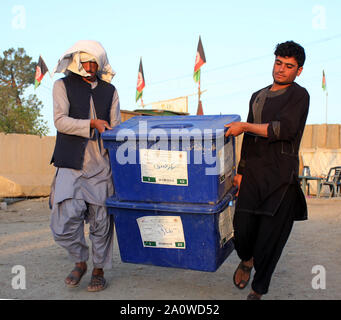 Kandahar. 21 Sep, 2019. Mitarbeiter der unabhängigen afghanischen Wahlkommission (IEC) Urnen in Kandahar, Afghanistan, Sept. 21, 2019. Das Land ist die Vorbereitung für die bevorstehenden Präsidentschaftswahlen für Sept. 28 geplant. Credit: Sanaullah Seiam/Xinhua Stockfoto