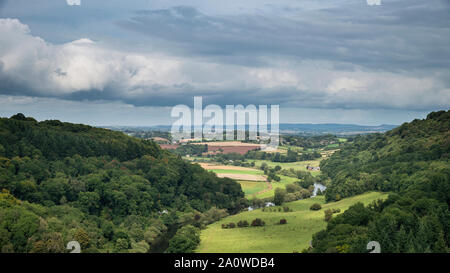 Schönen Sommer Landschaft der Blick von Symonds Yat über Fluss Wye in englische und walisische Landschaft Stockfoto