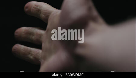 Closeup pov Mann schaut auf seine Hand, große Foto Stockfoto