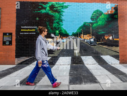 Auf 0001 am Montag, dem 23. September ein Wandgemälde der Abbey Road Zebrastreifen auf der Seite eines Gebäudes in Liverpool ein Embargo verhängt. Die Straßen der Stadt, mit Ausbrüchen von Farbe umgewandelt worden, als Künstler, die ihre Spuren. Stockfoto