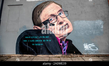 Auf 0001 am Montag, dem 23. September ein Wandbild des Physikers Stephen Hawking Features auf der Seite eines Gebäudes in Liverpool ein Embargo verhängt. Die Straßen der Stadt, mit Ausbrüchen von Farbe umgewandelt worden, als Künstler, die ihre Spuren. Stockfoto