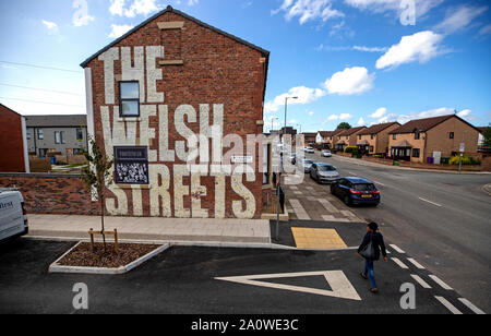 Auf 0001 am Montag, dem 23. September ein Wandbild mit dem Wortlaut "die Waliser Straßen" gemalt auf der Seite von einem Haus in Liverpool ein Embargo verhängt. Die Straßen der Stadt, mit Ausbrüchen von Farbe umgewandelt worden, als Künstler, die ihre Spuren. Stockfoto