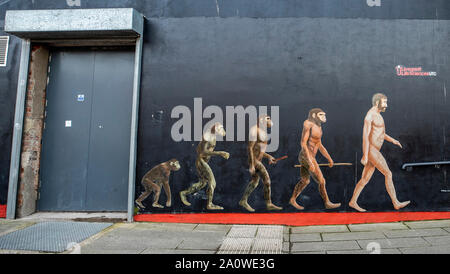 Auf 0001 am Montag, dem 23. September ein Wandgemälde, das die Evolution des Menschen gemalt auf der Seite eines Gebäudes in Liverpool ein Embargo verhängt. Die Straßen der Stadt, mit Ausbrüchen von Farbe umgewandelt worden, als Künstler, die ihre Spuren. Stockfoto