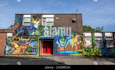 Auf 0001 am Montag, dem 23. September eine Mischung aus bunten Bildern gemalt auf der Seite eines Gebäudes in Liverpool ein Embargo verhängt. Die Straßen der Stadt, mit Ausbrüchen von Farbe umgewandelt worden, als Künstler, die ihre Spuren. Stockfoto