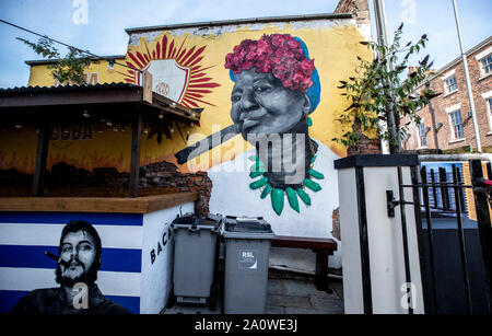 Auf 0001 am Montag, dem 23. September eine Kubanische themed Wandbild mit den argentinischen Revolutionär Che Guevara, an der Seite eines Restaurant in Liverpool, bemalt mit einem Embargo belegt. Die Straßen der Stadt, mit Ausbrüchen von Farbe umgewandelt worden, als Künstler, die ihre Spuren. Stockfoto