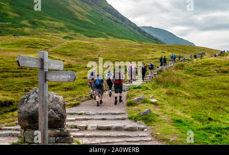 Achintee ist der Ausgangspunkt für den "Berg" die beliebteste Strecke bis Ben Nevis, in den schottischen Highlands. Stockfoto