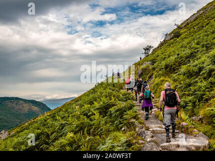 Menschen wandern Sie auf 'Mountain Path', die beliebteste Strecke bis Ben Nevis, in den schottischen Highlands. Stockfoto