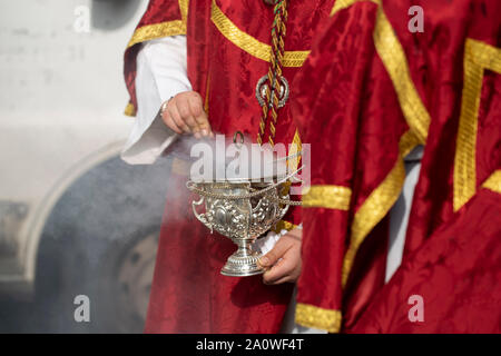 Kind Holding eine Pfanne in einer Prozession, die Heilige Woche Stockfoto