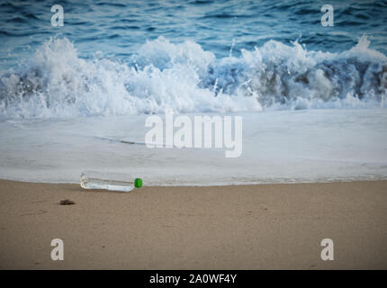 Plastikflasche Abfälle am Strand. Kunststoff mit zeitschriftenablage am Strand Strand belasten Umwelt und das Meeresleben entleert werden, schönen blauen Oce Stockfoto