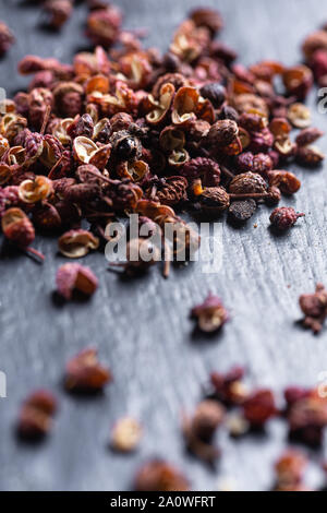 Sichuan Pfeffer auf schwarzem Hintergrund Stockfoto