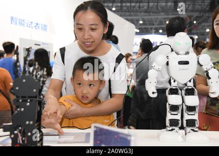 Hefei, Anhui Provinz Chinas. 21 Sep, 2019. Besucher erleben ein mechanischer Arm für Finger verwendet - Ratespiel während der 2019 weltweit Herstellung Übereinkommen in Hefei, Provinz Anhui, China Sept. 21, 2019. Credit: Liu Junxi/Xinhua/Alamy leben Nachrichten Stockfoto