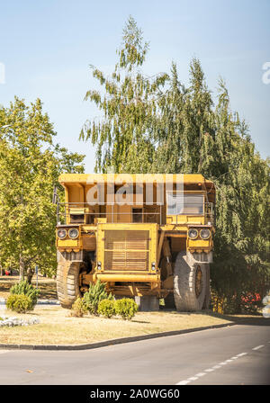 Einen großen Lkw in Bergwerken verwendet sehr schwere Ladung zu transportieren Stockfoto