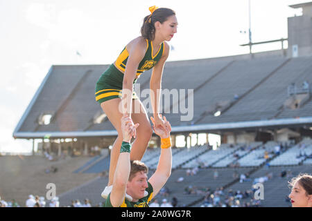 Houston, TX, USA. 21 Sep, 2019. Baylor Bears Cheerleader durchführen, bevor ein NCAA Football Spiel zwischen der Baylor Bears und den Reis Eulen am Rice Stadium in Houston, TX. Baylor gewann das Spiel von 21 auf 13. Trask Smith/CSM/Alamy leben Nachrichten Stockfoto