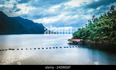 Berge, Seen und am frühen Morgen Nebel. wunderschöne Landschaft in Kanchanaburi Thailand. Stockfoto