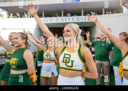 Houston, TX, USA. 21 Sep, 2019. Baylor Bears Cheerleader vor ein NCAA Football Spiel zwischen der Baylor Bears und den Reis Eulen am Rice Stadium in Houston, TX. Baylor gewann das Spiel von 21 auf 13. Trask Smith/CSM/Alamy leben Nachrichten Stockfoto