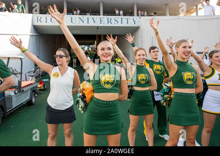 Houston, TX, USA. 21 Sep, 2019. Baylor Bears Cheerleader vor ein NCAA Football Spiel zwischen der Baylor Bears und den Reis Eulen am Rice Stadium in Houston, TX. Baylor gewann das Spiel von 21 auf 13. Trask Smith/CSM/Alamy leben Nachrichten Stockfoto