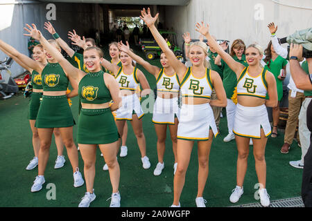 Houston, TX, USA. 21 Sep, 2019. Baylor Bears Cheerleader vor ein NCAA Football Spiel zwischen der Baylor Bears und den Reis Eulen am Rice Stadium in Houston, TX. Baylor gewann das Spiel von 21 auf 13. Trask Smith/CSM/Alamy leben Nachrichten Stockfoto