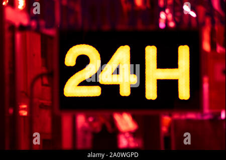 24 Stunden Anzeige Öffnen in Markt, Apotheke, hotel, Tankstelle, Tankstelle und damit Sie wissen, wann dieses Geschäft geöffnet ist Stockfoto