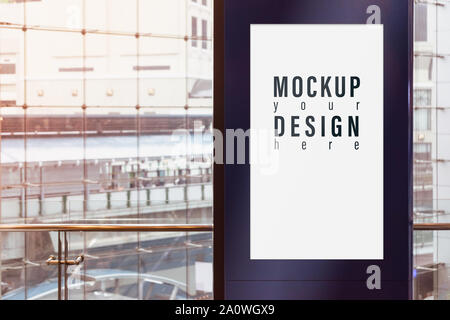 Leere mock aus vertikalen Plakat Plakat lightbox auf Stadt Hintergrund Stockfoto