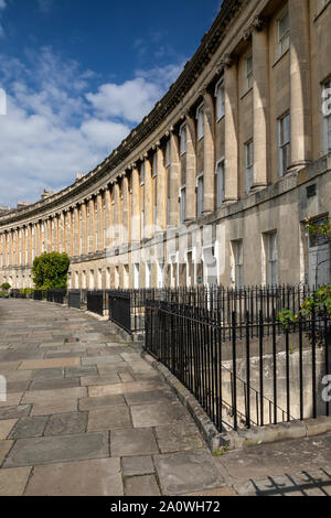 18. Jahrhundert Georgische Architektur des Royal Crescent, City of Bath, Somerset, England, Großbritannien. Ein UNESCO-Weltkulturerbe. Stockfoto