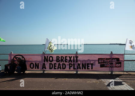 Dover, Großbritannien. 21. September 2019. Aussterben Rebellion Protest gegen die Einfuhr von Lebensmitteln in Großbritannien, die einen hohen CO2-Ausstoß und kann in Großbritannien selbst in der Nähe der Hafen von Dover, angebaut werden, was zu Verkehrsbehinderungen auf den Straßen in und um Dover. Credit: Joe Kuis/Alamy Nachrichten Stockfoto