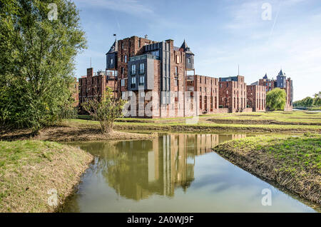 Den Bosch, Niederlande, 20. September 2019: Einer der Ecktürme der postmodernen Lelienhuyze Wohnanlage in den umliegenden w widerspiegelt Stockfoto