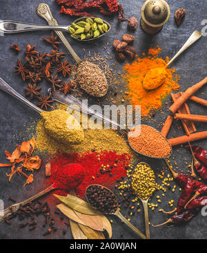 Gewürze und Kräuter auf schiefer Hintergrund. Stockfoto