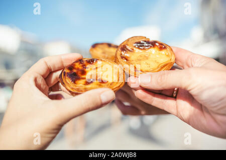 Traditionelle portugiesische Desserts in der Frau die Hände. Pastel de Nata. Stockfoto