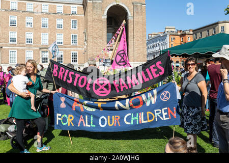 Viele hunderte Schüler und Erwachsene zogen durch die Bristol anspruchsvolle Maßnahmen gegen den Klimawandel. Teil einer weltweiten Tag der Aktion. Stockfoto