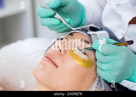 Verfahren der Wimpern Verlängerung im Salon Stockfoto