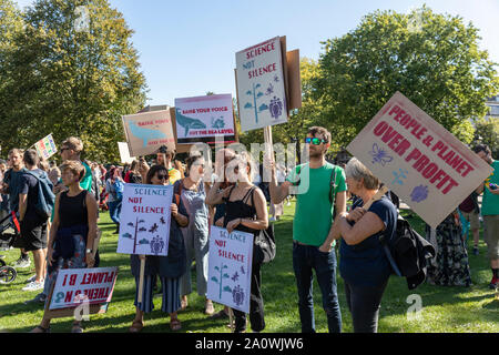 Viele hunderte Schüler und Erwachsene zogen durch die Bristol anspruchsvolle Maßnahmen gegen den Klimawandel. Teil einer weltweiten Tag der Aktion. Stockfoto