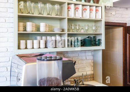 GRODNO, Weißrussland - AUGUST 2019: cafeteria Fenster mit Torten, Gebäck, Eis, Gebäck, Waffeln, Donuts, Kuchen und andere Süßigkeiten in einem angesagten Café Stockfoto