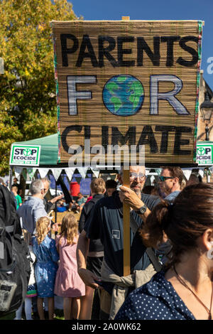 Viele hunderte Schüler und Erwachsene zogen durch die Bristol anspruchsvolle Maßnahmen gegen den Klimawandel. Teil einer weltweiten Tag der Aktion. Stockfoto