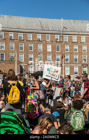 Viele hunderte Schüler und Erwachsene zogen durch die Bristol anspruchsvolle Maßnahmen gegen den Klimawandel. Teil einer weltweiten Tag der Aktion. Stockfoto