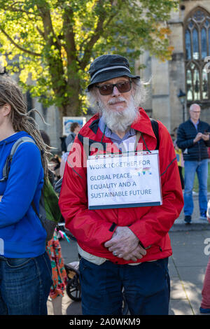 Viele hunderte Schüler und Erwachsene zogen durch die Bristol anspruchsvolle Maßnahmen gegen den Klimawandel. Teil einer weltweiten Tag der Aktion. Stockfoto