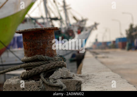 Jakarta/Indonesien - 10. Juni 2018: die alten Seile halten Sie ein Schiff in der Nähe des Dock in Jakarta, Indonesien Stockfoto