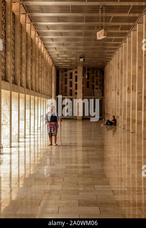 Jakarta/Indonesien - 10. Juni 2018: Alte Mann Spaziergänge durch Istiqlal mosque in Jakarta. Stockfoto