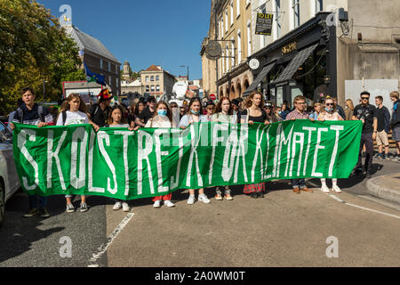 Viele hunderte Schüler und Erwachsene zogen durch die Bristol anspruchsvolle Maßnahmen gegen den Klimawandel. Teil einer weltweiten Tag der Aktion. Stockfoto