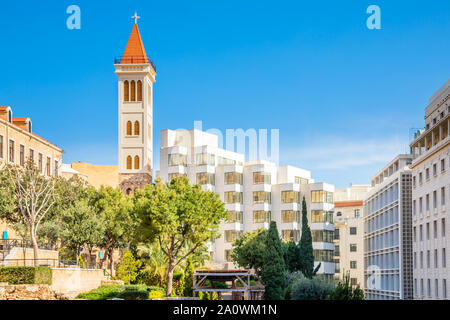 Römische Thermen antike Ruinen, modernen Gebäuden und Saint Louis Kathedrale der Kapuzinerpatres Römisch-katholischen Kirche in der Innenstadt von Beirut, Leb Stockfoto