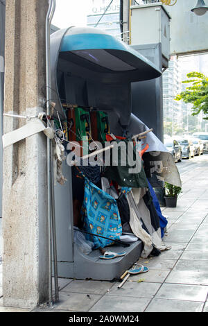 Bangkok/Thailand - 04 Oktober 2018: Phone Booth in einen temporären Schutz von einem obdachlosen Mann in Bangkok Thailand umfunktionierte Stockfoto